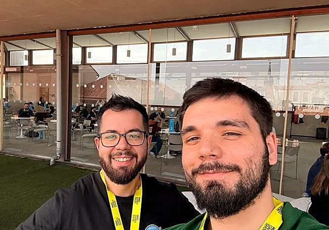 Los hermanos Cristian y Víctor Baño, creadores del videojuego 'Speed Rivals', durante un evento celebrado en Madrid.