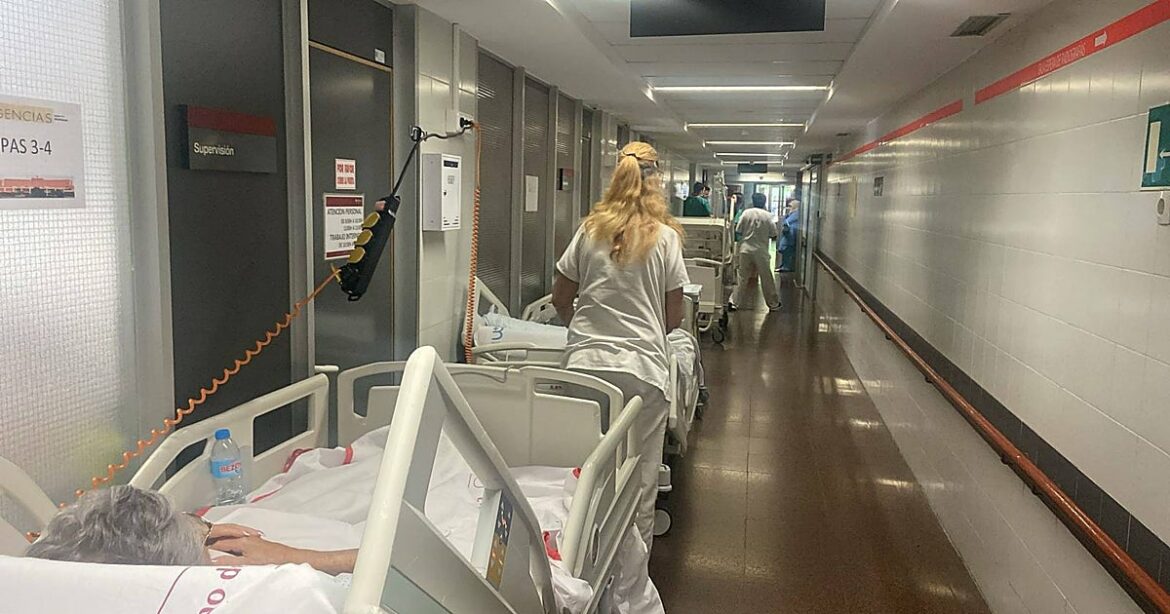 Denuncian el colapso en Urgencias de La Arrixaca y el Santa Lucía, con decenas de pacientes esperando ingreso