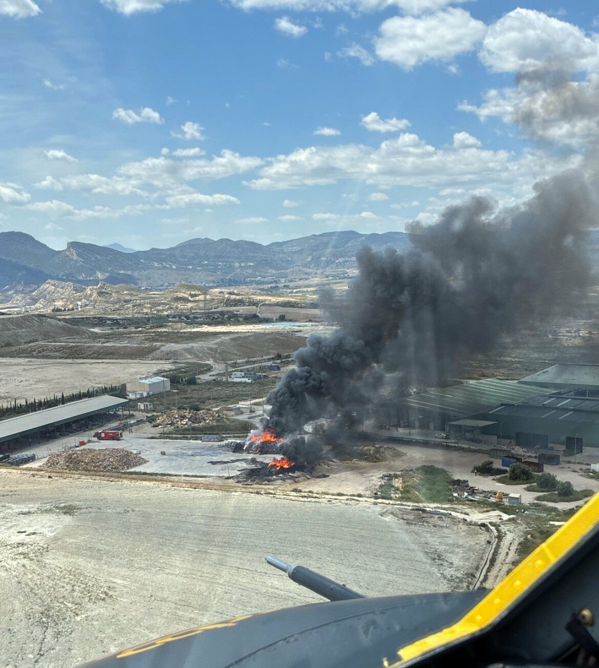 Un helicóptero se incorpora a las labores de extinción del incendio en el vertedero de Lorca