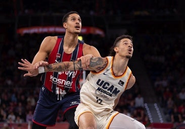 El UCAM conecta tarde y el Baskonia se lleva un duelo clave por la ventaja de pista