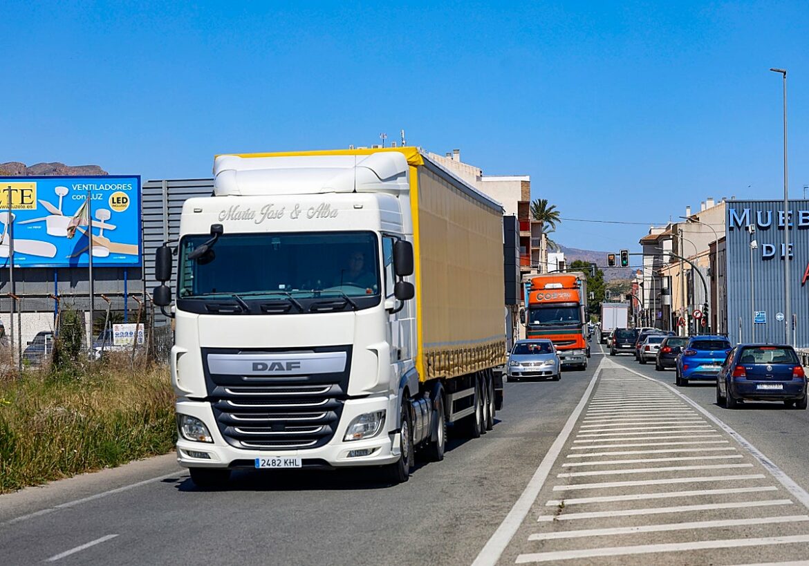 Los transportistas exigen el pago urgente de la ayuda de 20 céntimos/litro ante las graves consecuencias del coste del gasoil