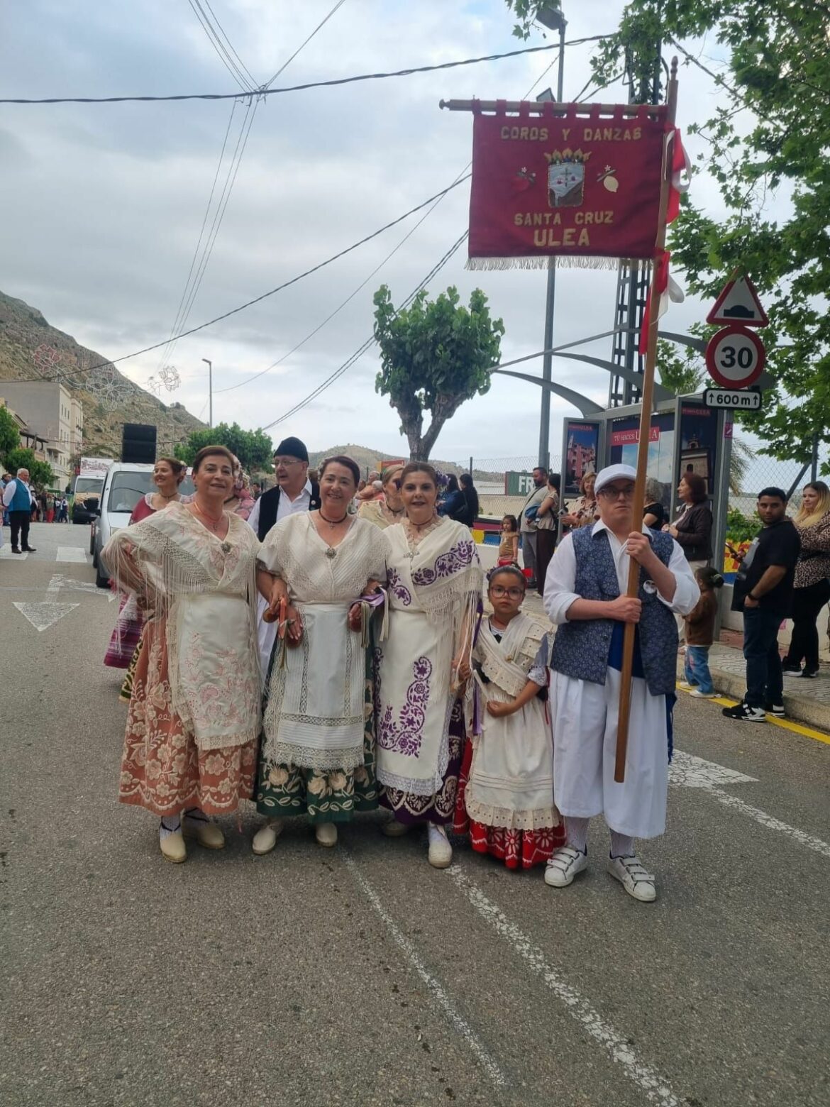 Dos mil personas presencian y participan en el desfile de carrozas y huertanos de Ulea