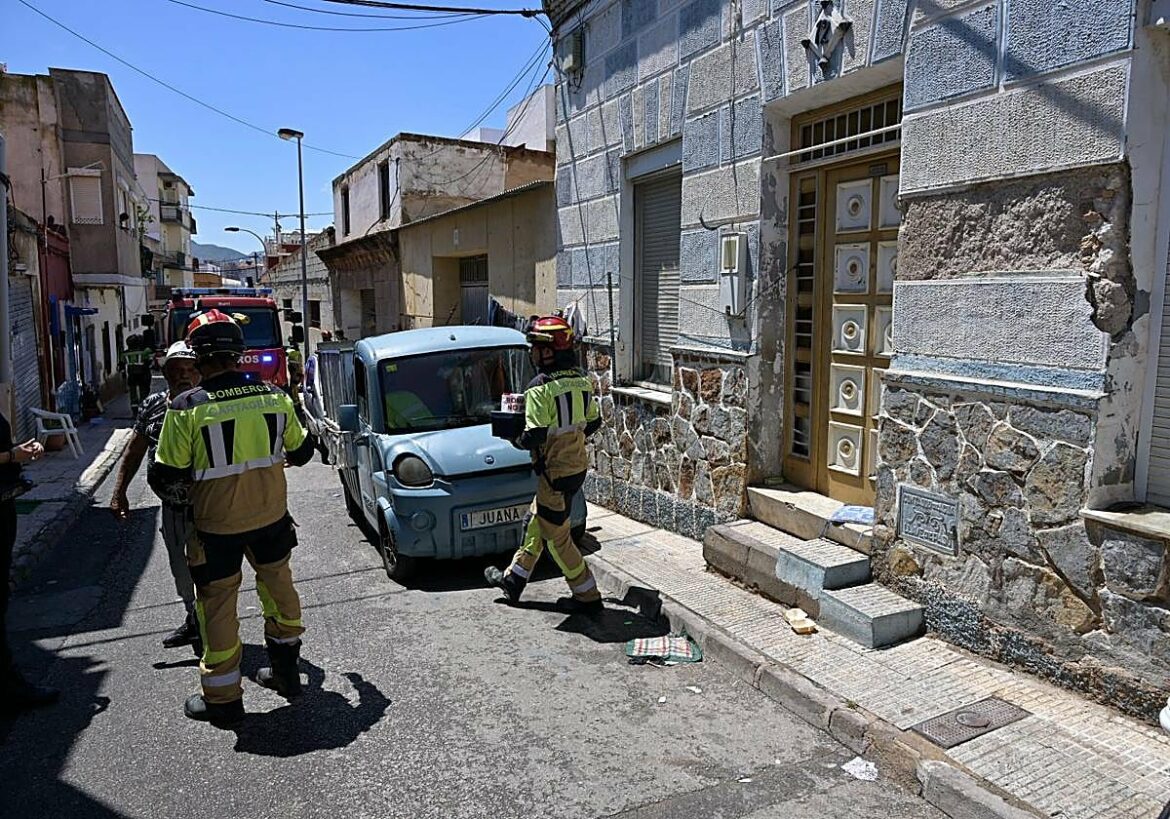 Bomberos inspeccionan una vivienda del barrio de San Antón en Cartagena tras el derrumbe del techo