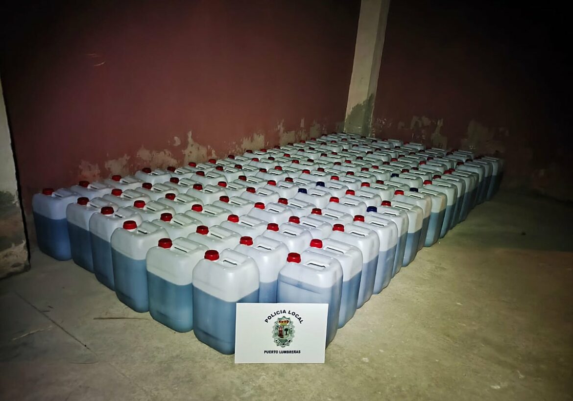 Intervenidas 180 garrafas de combustible para abastecer a narcolanchas y pateras en Puerto Lumbreras