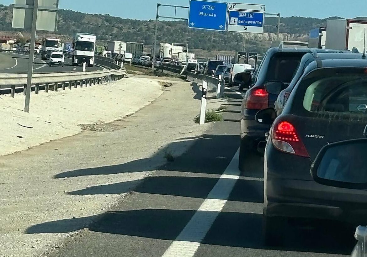 El reasfaltado de la autovía A-30 a la altura de Amazon en Murcia provoca importantes retenciones