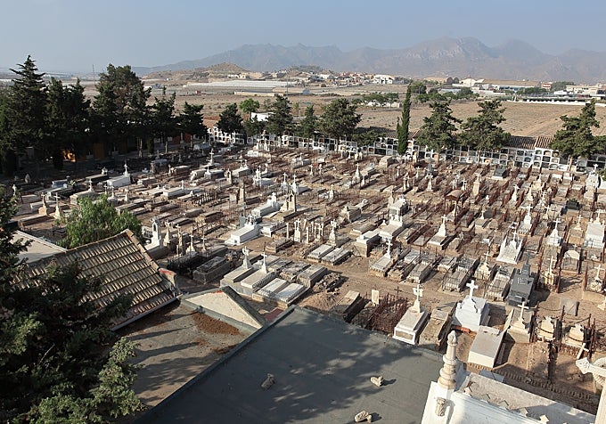 Cultura blinda dos manzanas de tumbas del cementerio de Mazarrón por su valor artístico y simbólico