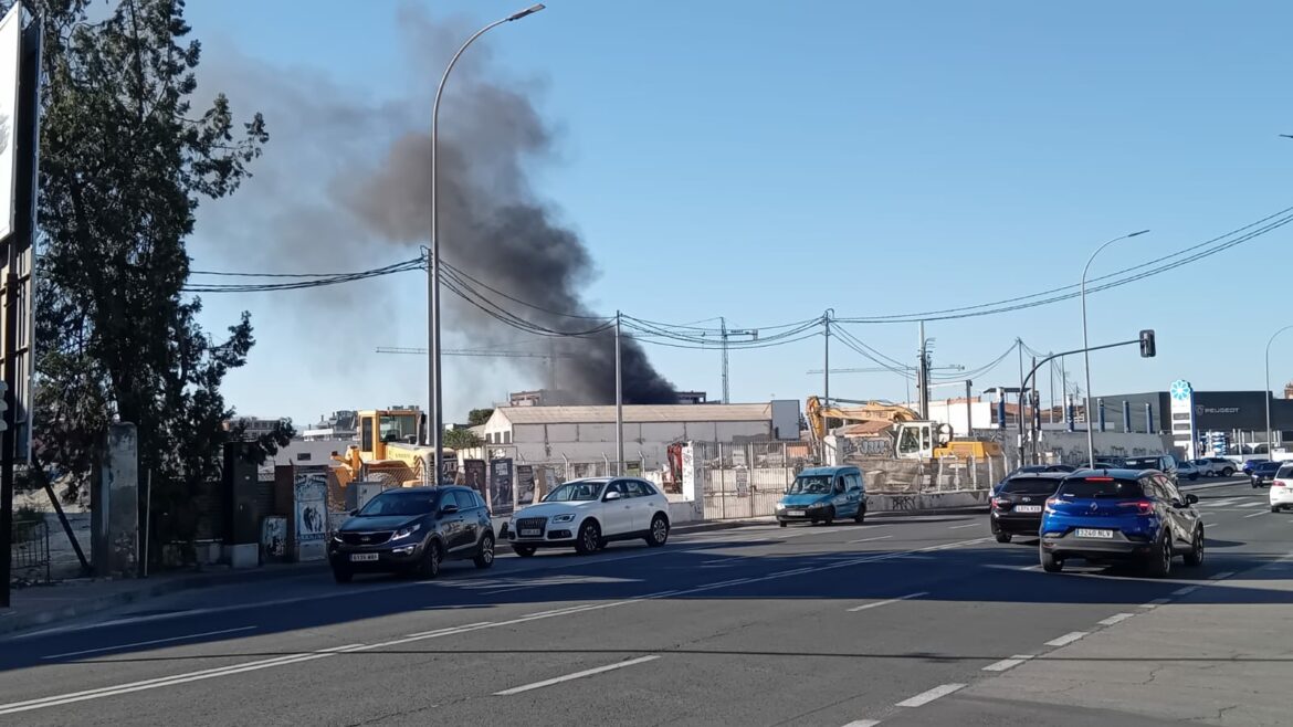 El incendio de un coche genera una gran columna de humo en Murcia