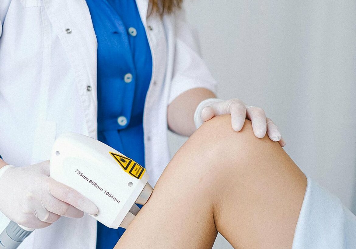 40.000 euros de indemnización a una esteticista que se lesionó la espalda cargando máquinas en un coche