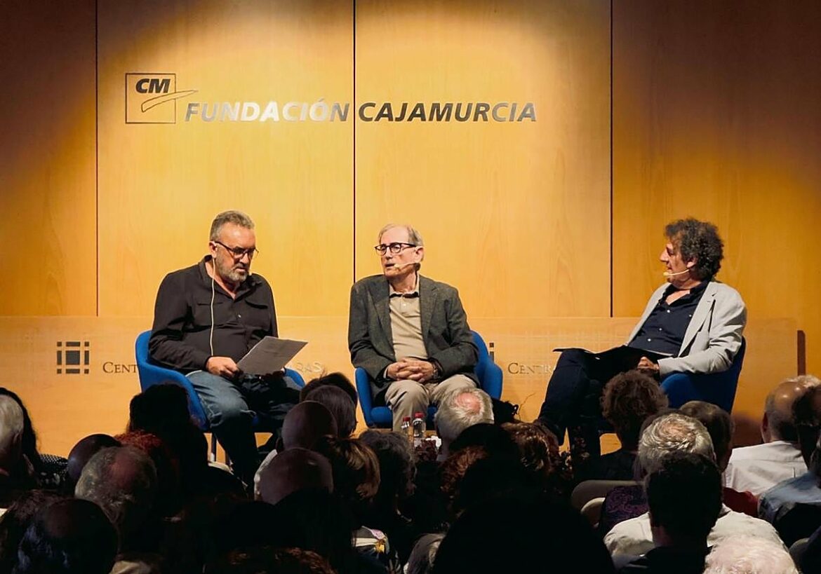 Antonio Garrido celebra la puesta de largo de «mi primer libro con solapas»
