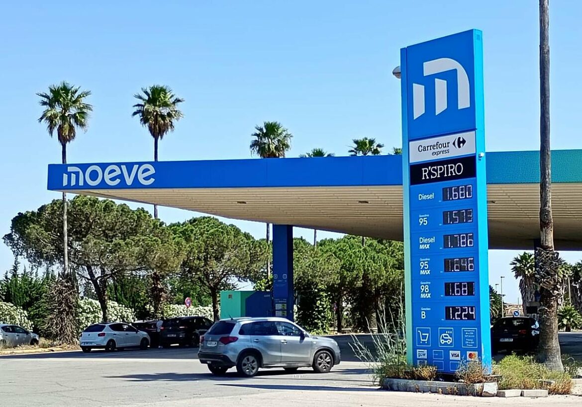 Asaltan una gasolinera de El Algar y se dan a la fuga en dos coches robados