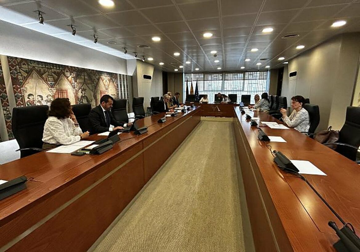 Dos decretos sociales del Gobierno regional descarrilarán al bloquear la oposición su debate en la Asamblea