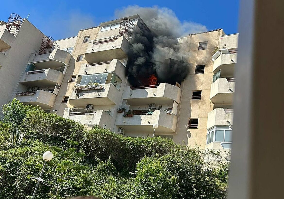 Alarma en Molina por un incendio en Altorreal que obliga a los bomberos a rescatar a un hombre que estaba sujeto a una ventana