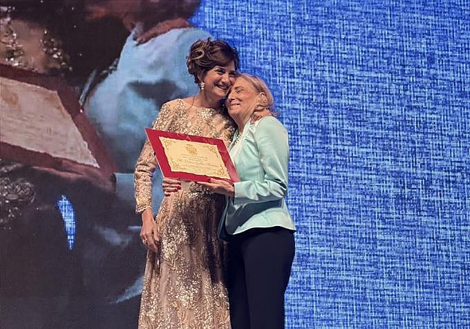 La alcaldesa entrega a María Dolores Guillén un diploma de reconocimiento.