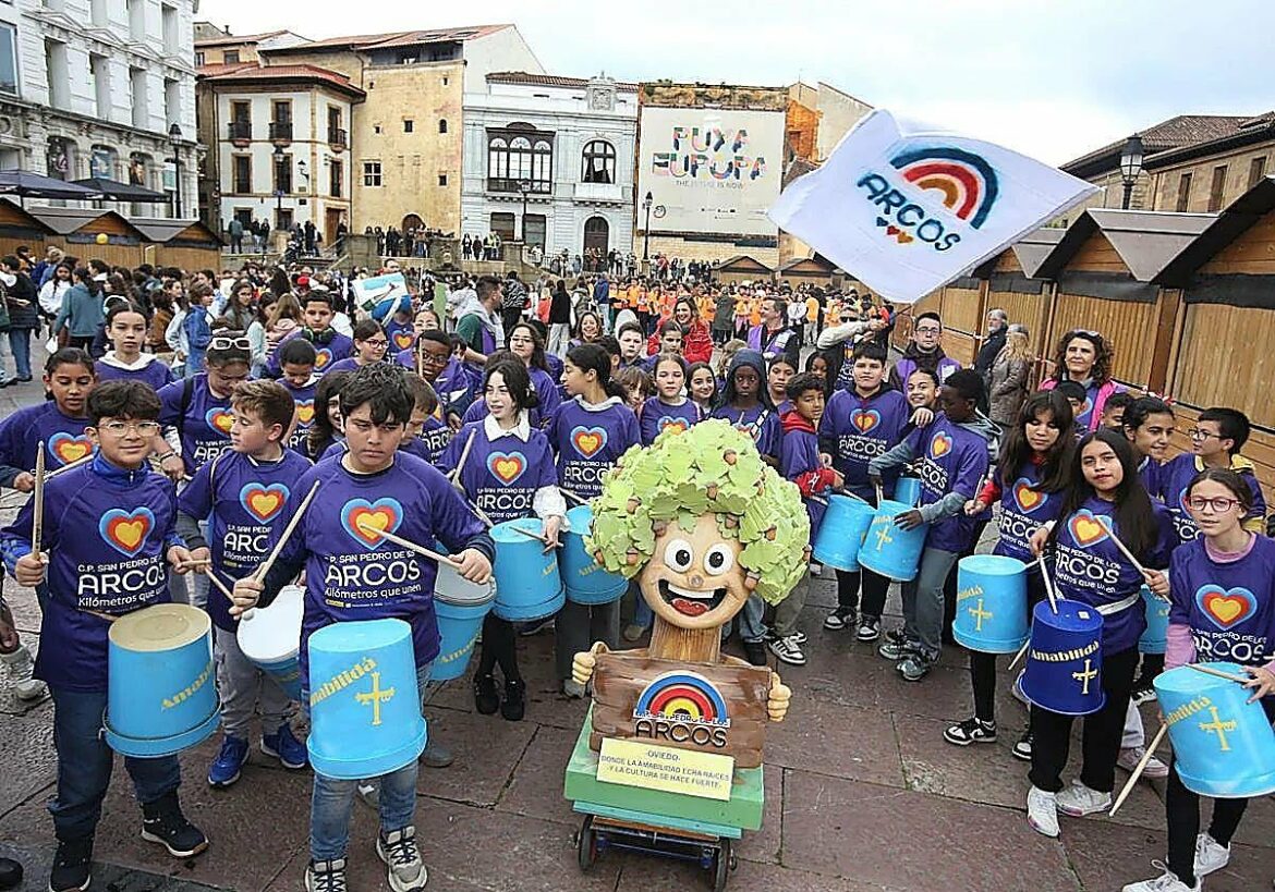 2.500 escolares enarbolan la ‘Amabilidá’ en Oviedo