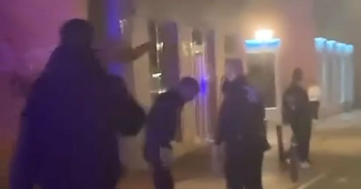 Un juez exculpa a un menor que se enfrentó a una cajera y a un policía local de Murcia tras un altercado en un ‘súper’