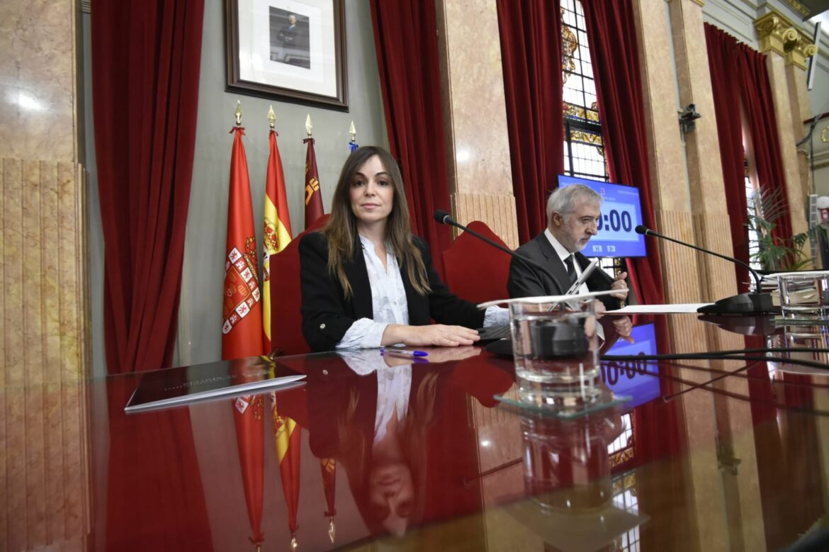 El recuerdo de Ballesta marca el primer Pleno del Ayuntamiento de Murcia tras su muerte