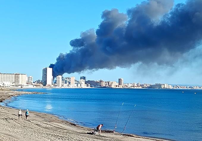 El incendio de un restaurante en La Manga provoca una gran columna de humo