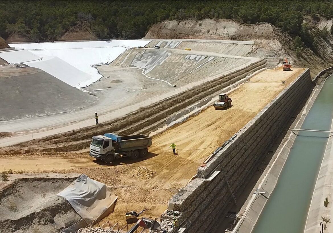 Modernizan la balsa de La Muela para regular mejor las aguas del postrasvase en Alhama de Murcia