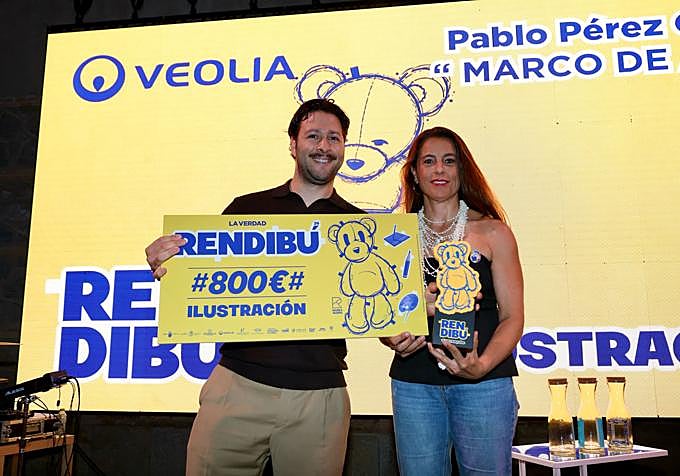 El ganador Pablo Pérez García junto a Eva Franco, de Veolia.