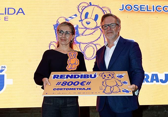 Marta Abril, en representación de José Abril, y Juan Vidal, de Costa Cálida Paradise.