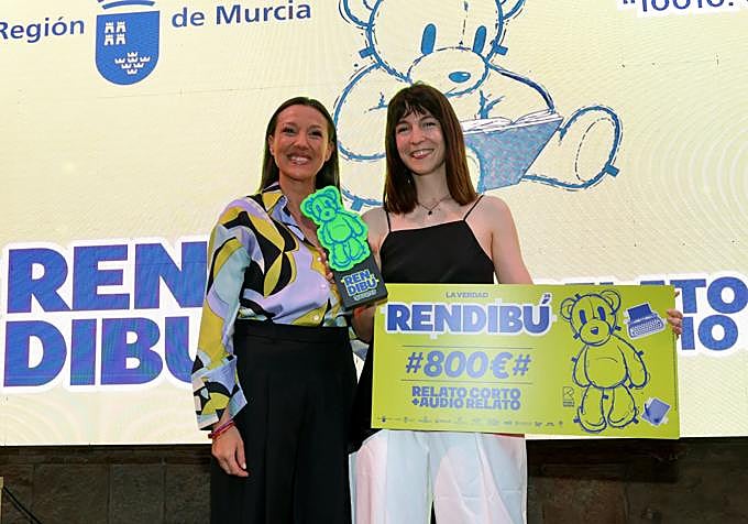 La Consejera de Cultura Carmen Conesa y la ganadora Ana María Soto Gil.