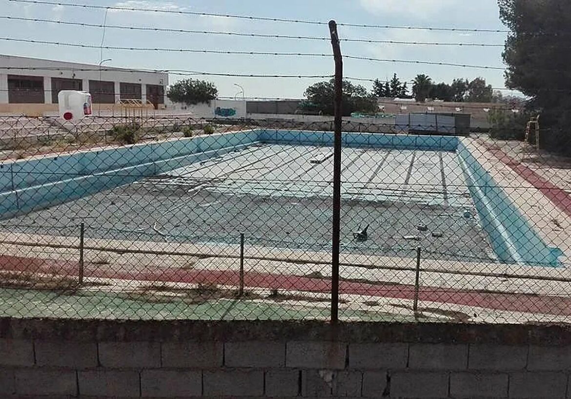 El gobierno local de Alcantarilla defiende el cierre de la piscina cubierta para una reforma «histórica»