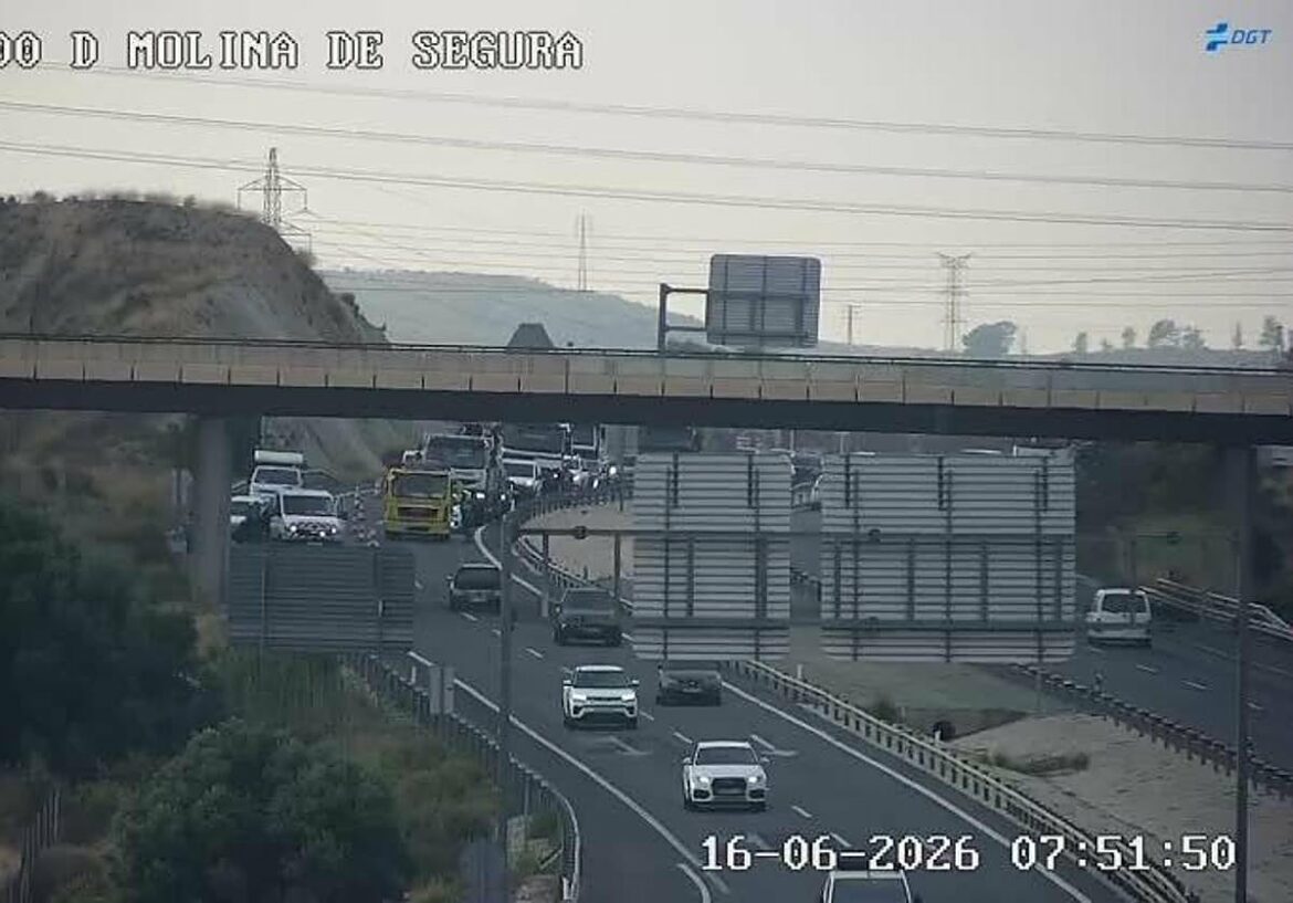 Un accidente en la autovía MU-32 a la altura de Molina de Segura provoca el cierre de un carril y grandes retenciones