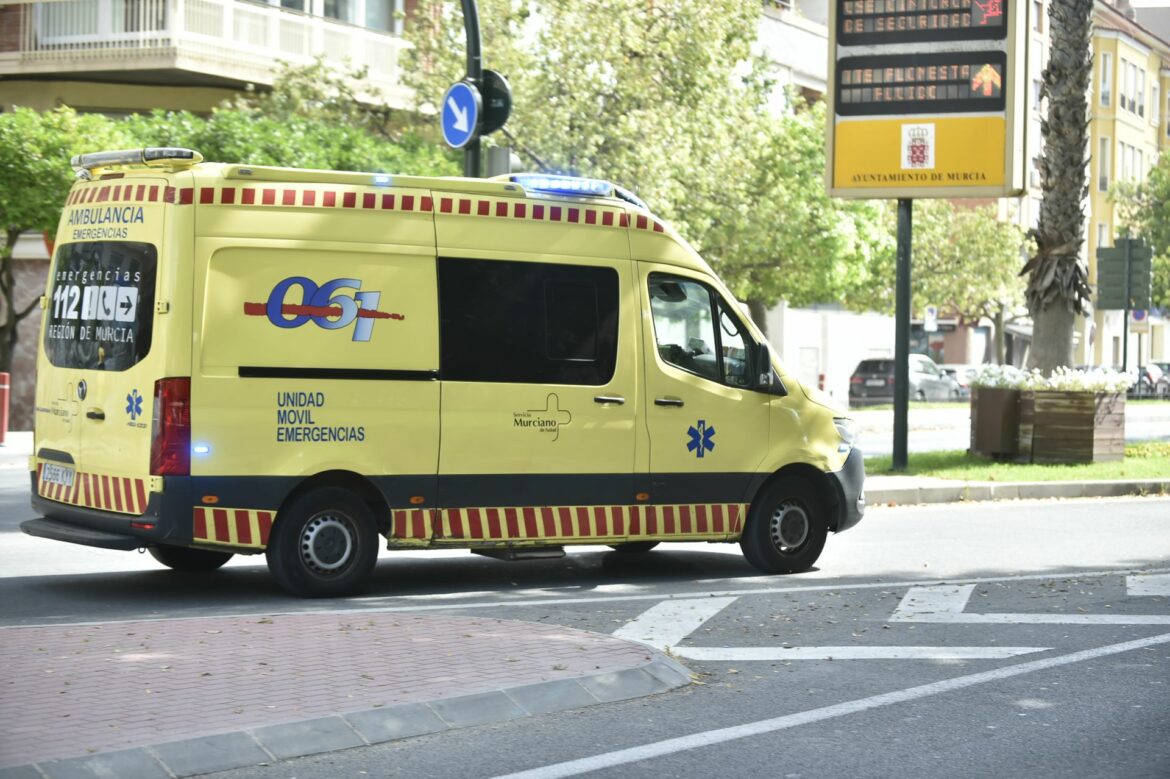 Herido grave al invadir un coche la terraza de su casa tras un accidente en Murcia