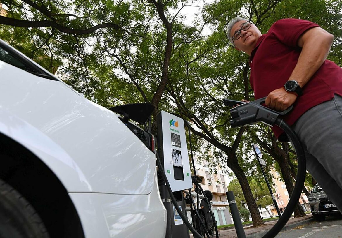 Los murcianos desconfían del coche eléctrico y siguen apostando por el híbrido