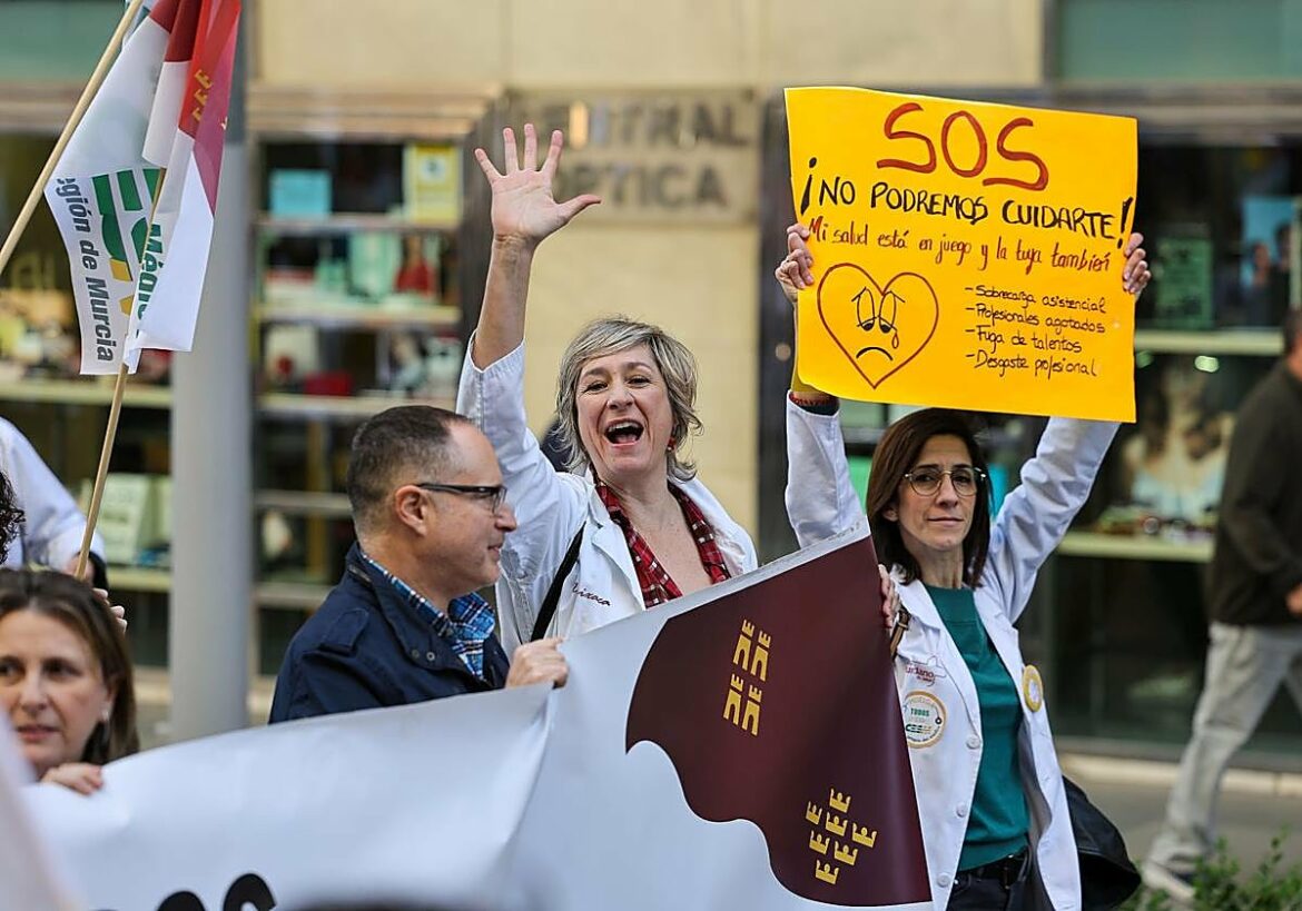 La huelga de médicos a partir de este lunes y el plante de las peonadas tensionan la asistencia en la Región
