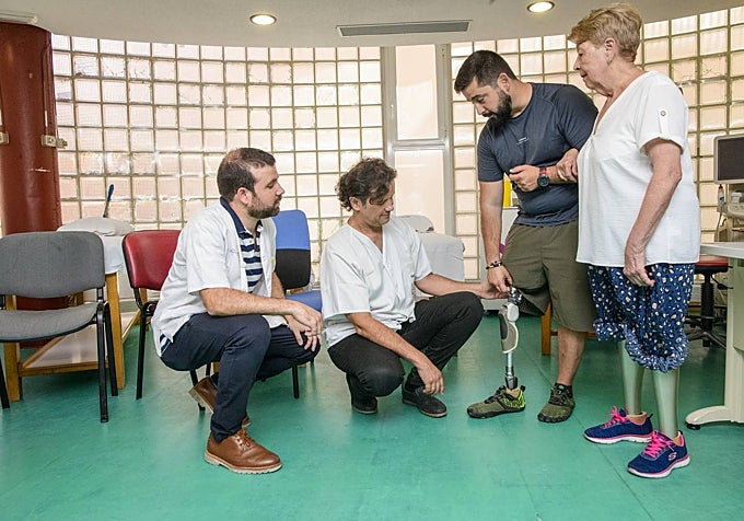 Rafa Boado y Josefa Aparicio, junto a los traumatólogos Javier Martínez Ros y César Salcedo.