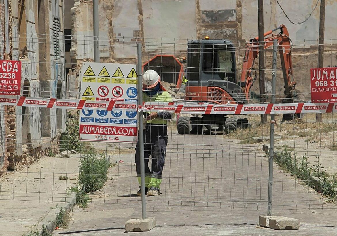 El Seprona toma muestras del suelo en las obras de la Morería de Cartagena