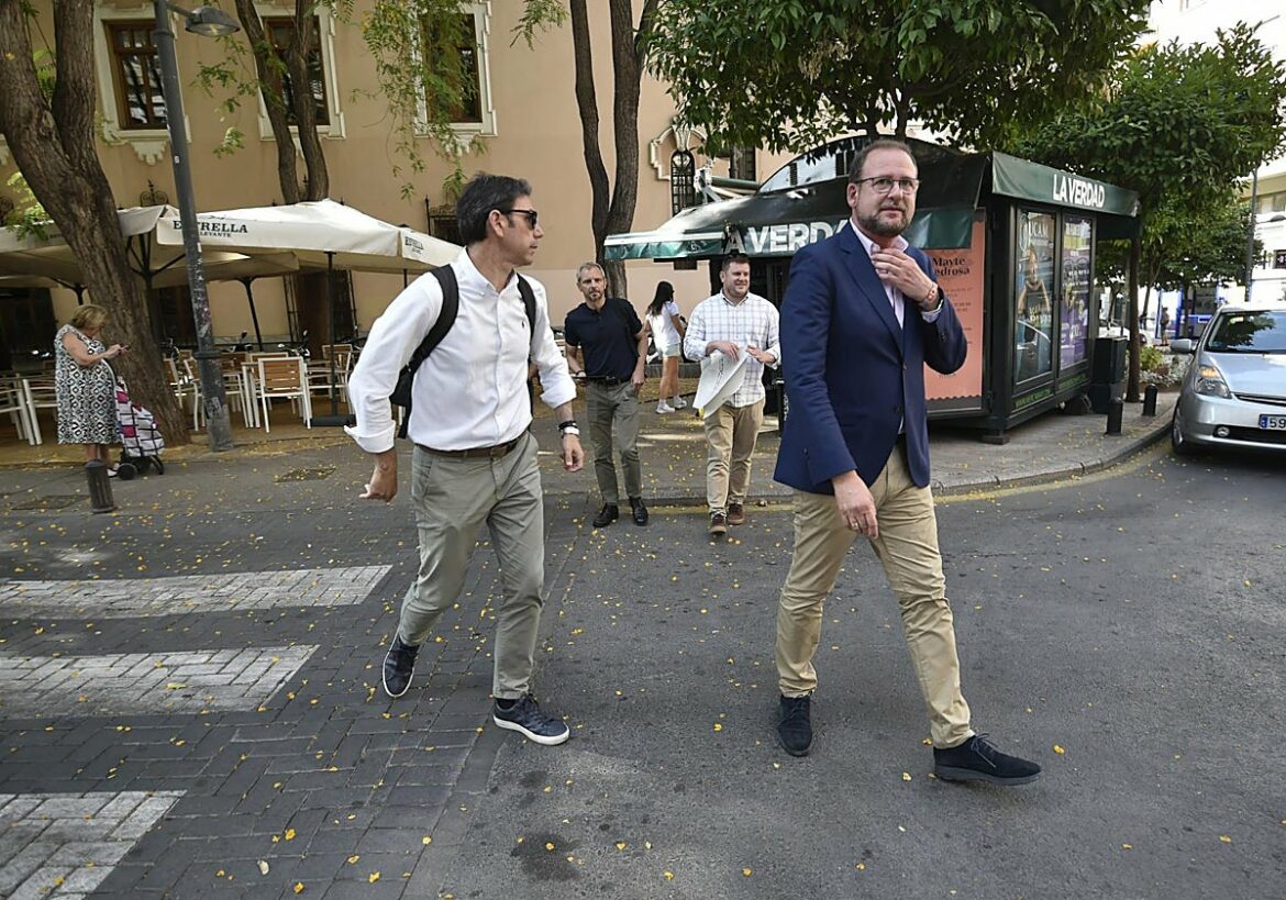 Guillén responsabiliza a la concesionaria de parques y jardines de Murcia de la asistencia de sus empleados a un acto institucional