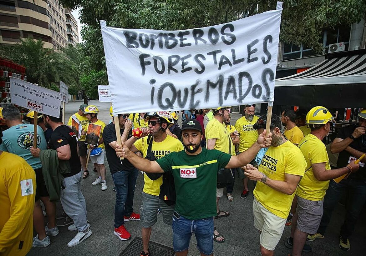 Los bomberos forestales se concentran para exigir mejoras en plena campaña de incendios