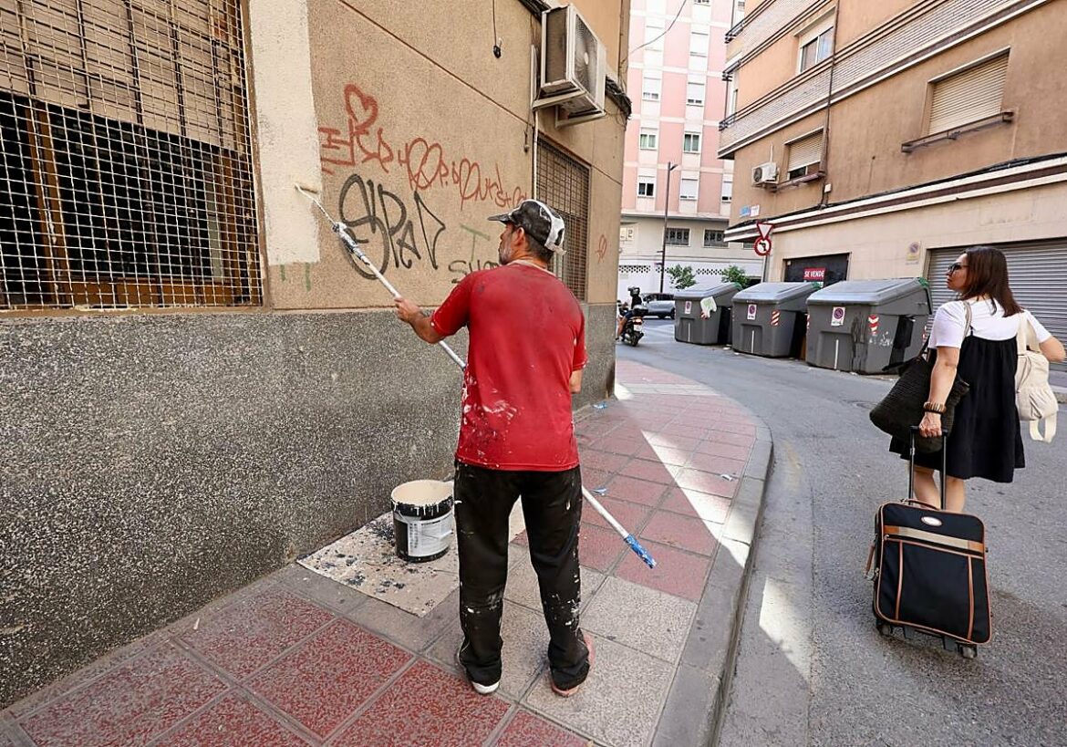 La cruzada de un vecino de Murcia para liberar de grafitis y pintadas los barrios del centro