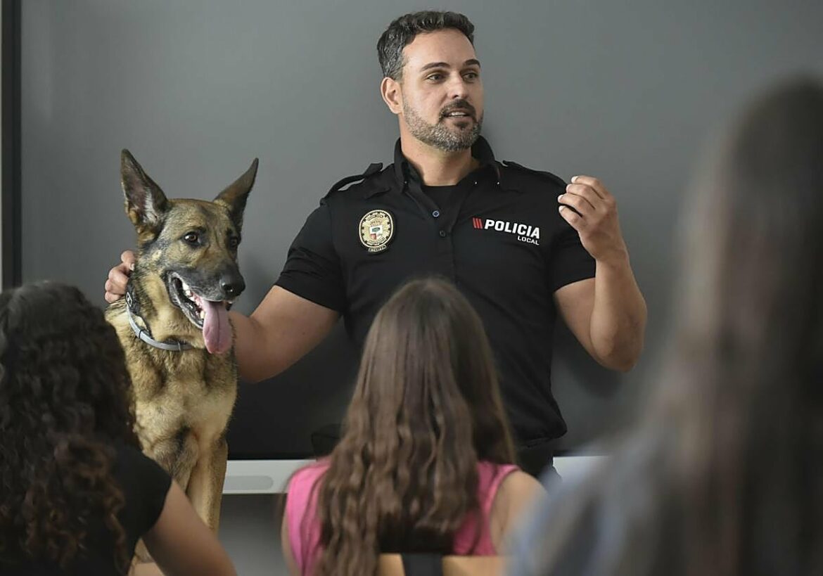 Megan, la perra policía que educa a los jóvenes: «Cuando te ven patrullando con ella, cambian el chip»