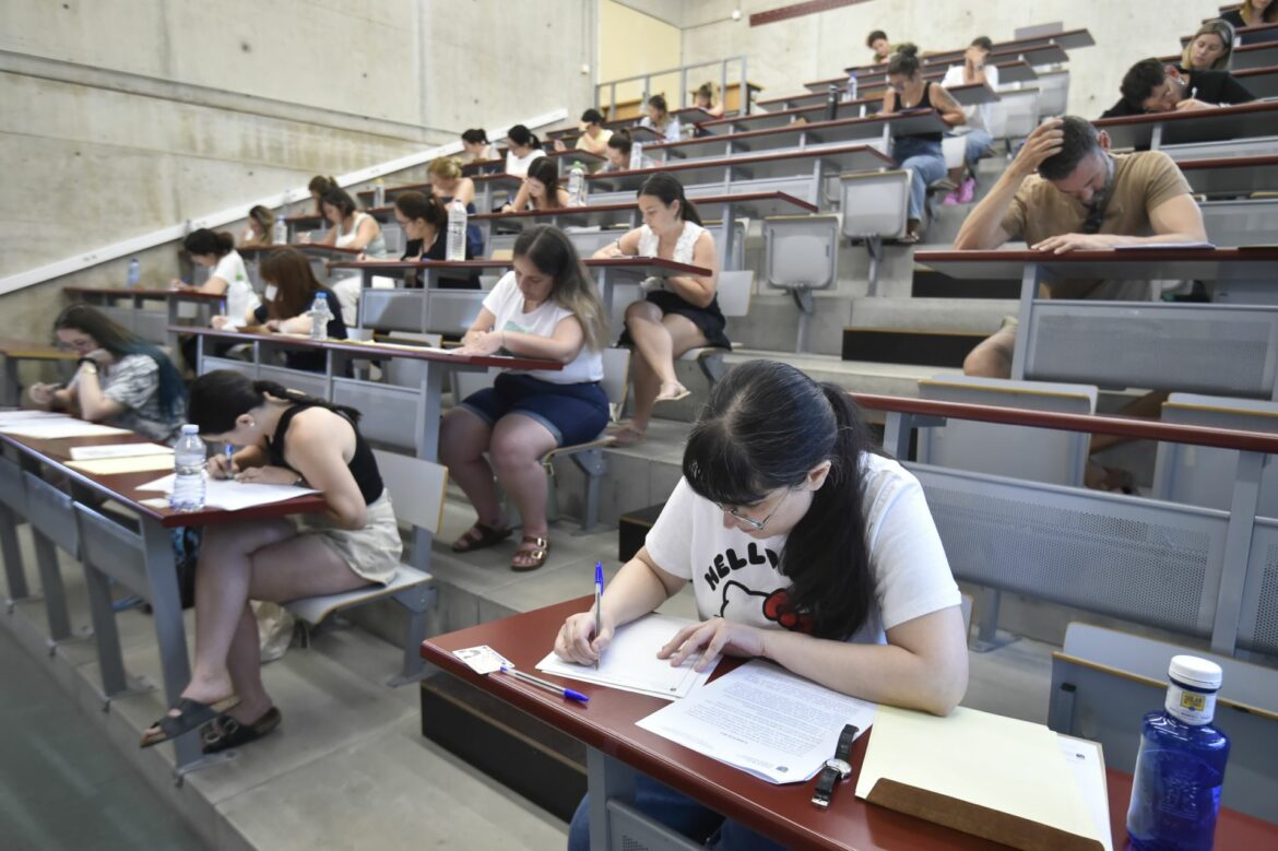 Las oposiciones a maestro reúnen en la Región a 9.451 aspirantes en un día de nervios, atascos, alegrías y penas