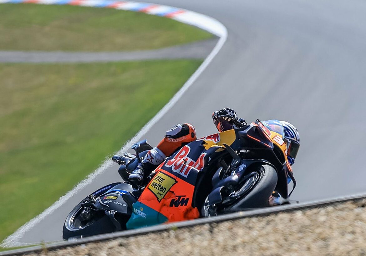 Acosta termina en la grava una carrera al sprint en la que Aldeguer es octavo