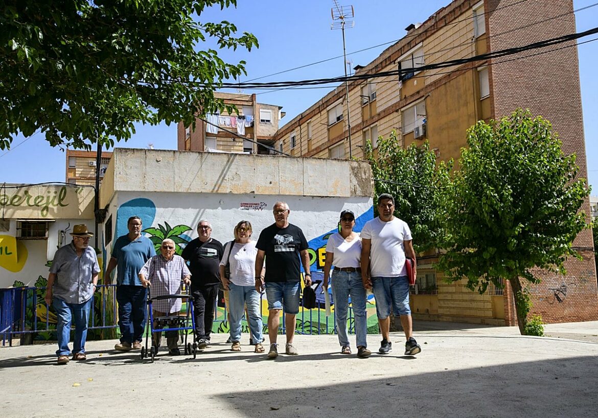De vivienda social a alquiler por habitaciones: los vecinos de La Paz denuncian el aumento de desahucios por ‘fondos buitre’