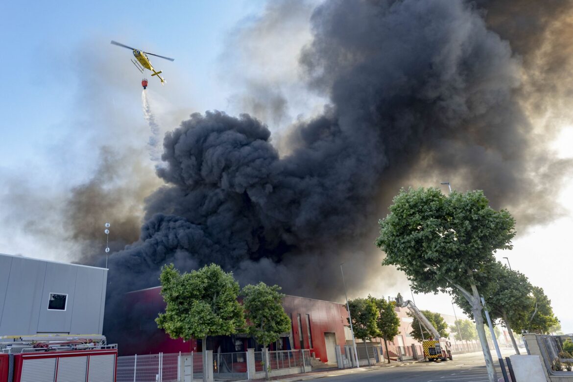 El incendio en el polígono Las Teresas deja sin empleo a 12 trabajadores de un almacén de telas
