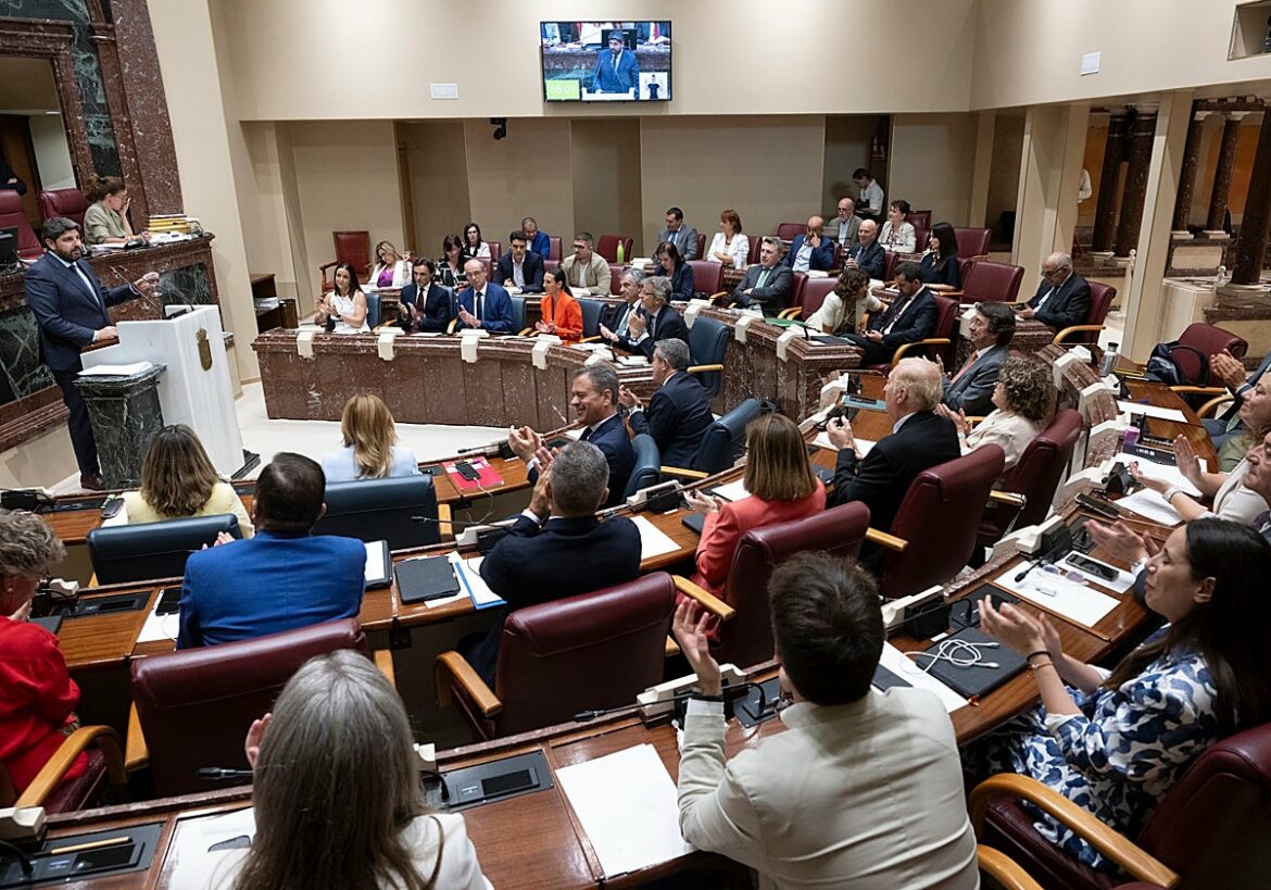 Miras esquiva las críticas por las prótesis con nuevas medidas en emergencias y función pública