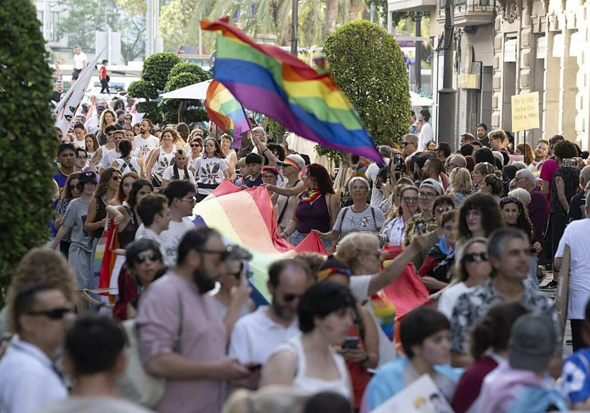 El Orgullo recorre el centro de Cartagena y alza la voz contra el discurso del odio