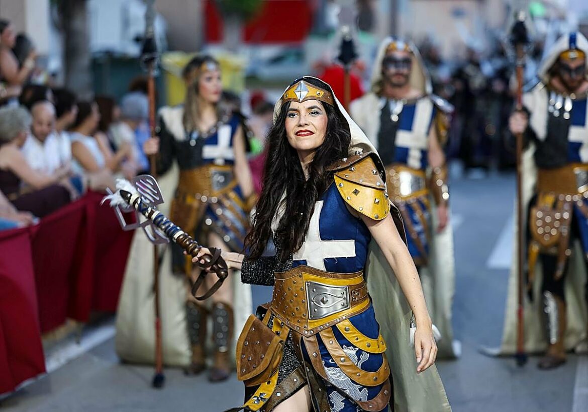 La fiesta de Moros y Cristianos llena las calles de Santomera
