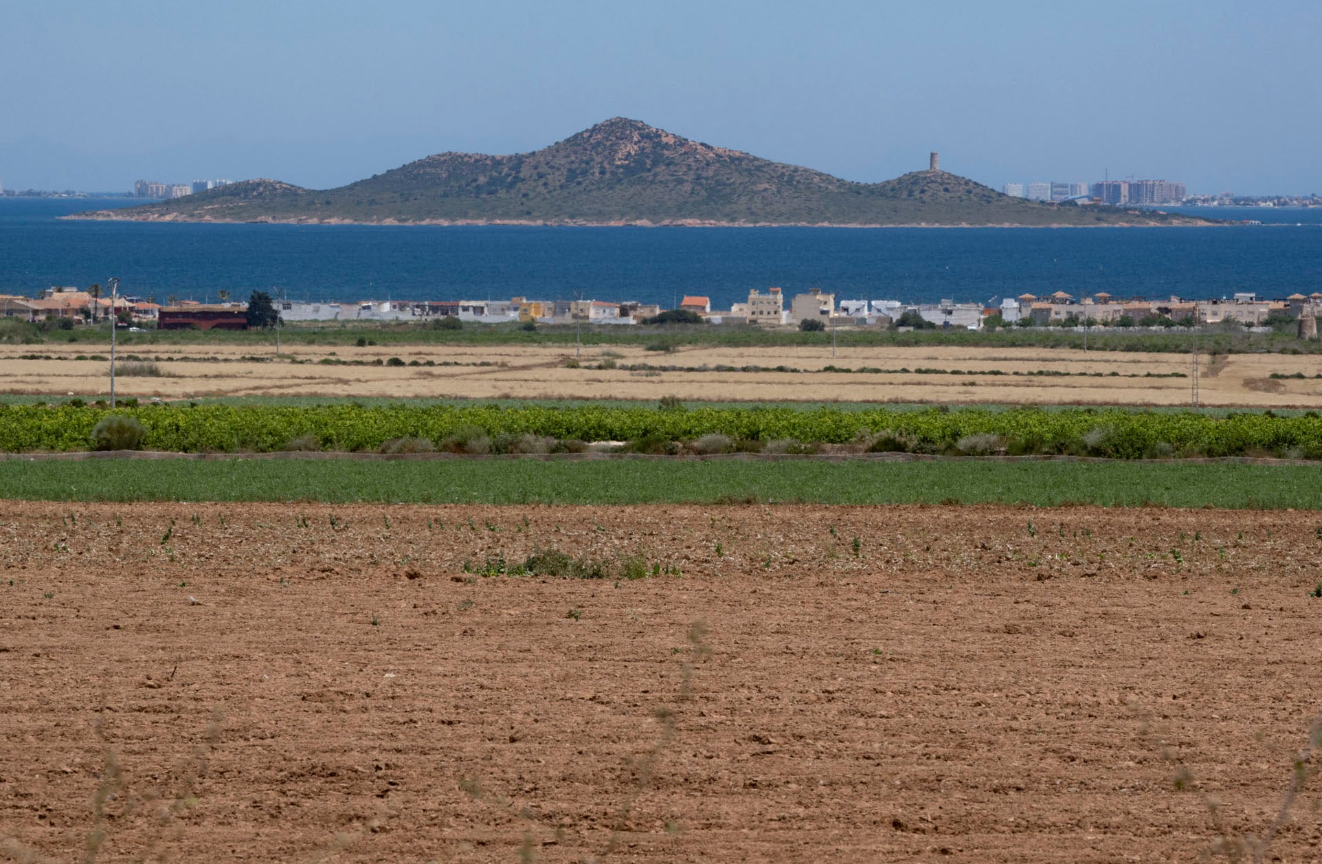 Imagen después - Vista de una zona de cultivos junto al Mar Menor, en 2021 y esta semana.