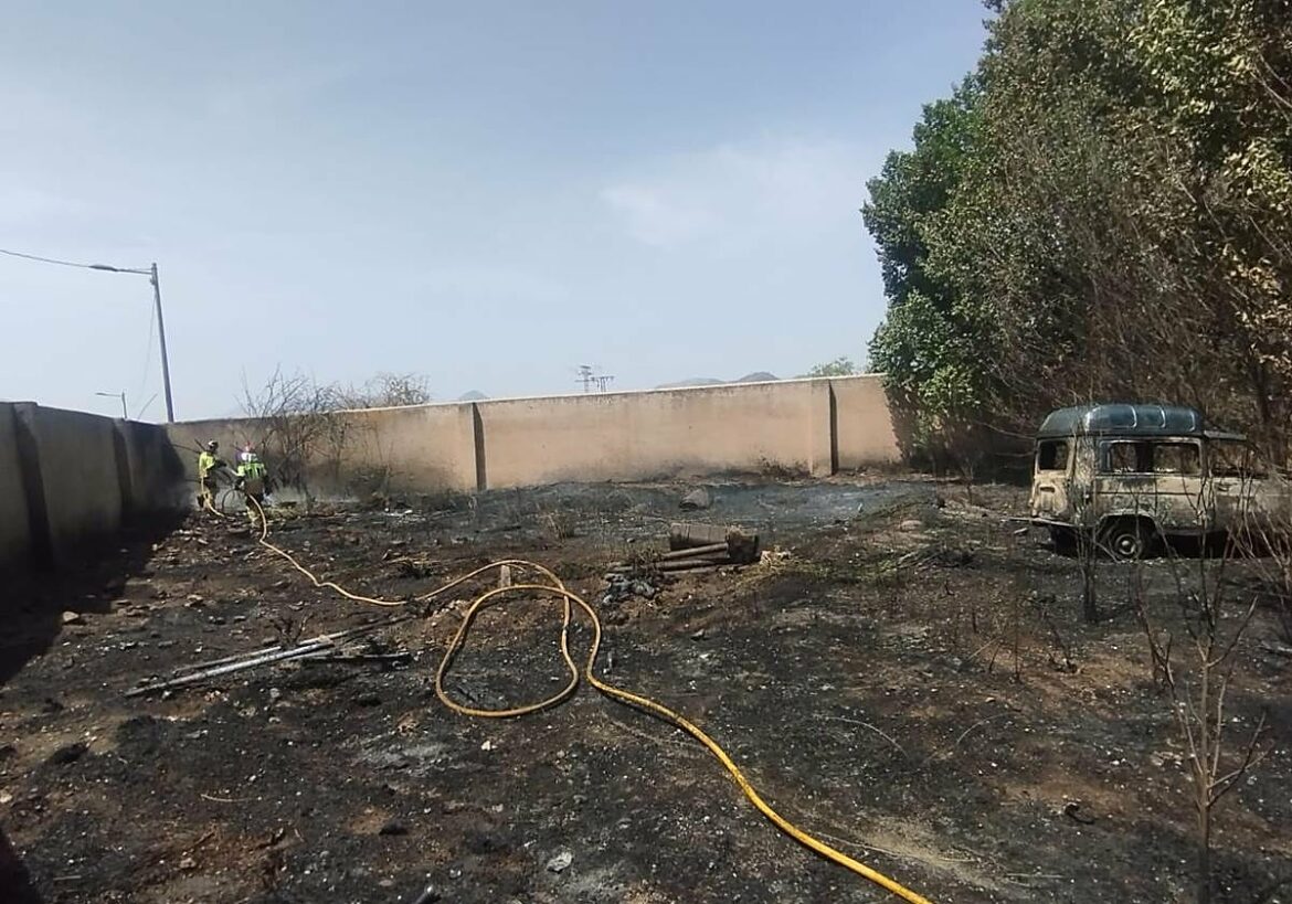 Extinguen un incendio en una solar de la pedanía lorquina de La Paca