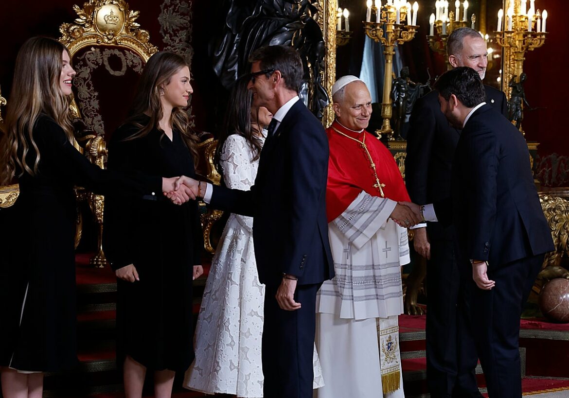 López Miras saluda al Papa León XIV en Madrid durante la visita del Pontífice a España