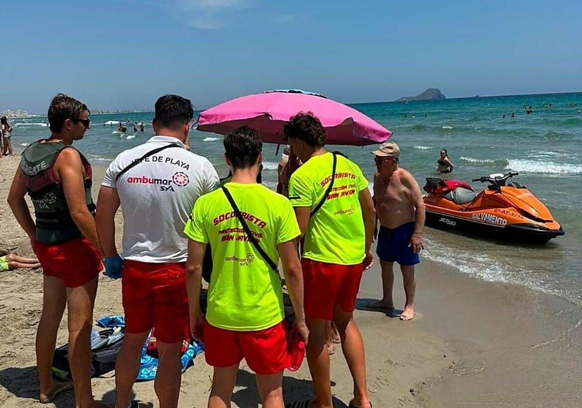 Rescatado semi inconsciente un hombre de 80 años que se bañaba en La Manga