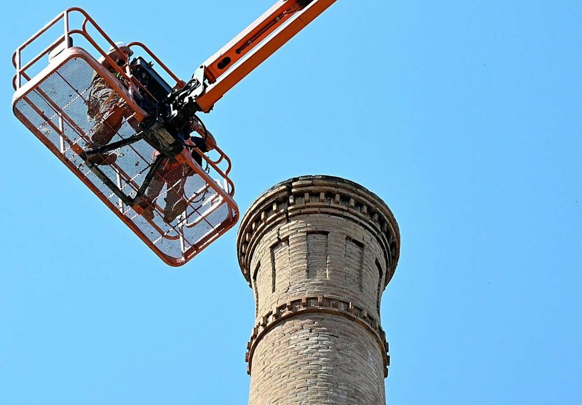 La restauración en Murcia de la chimenea de Licores Barceló, en marcha