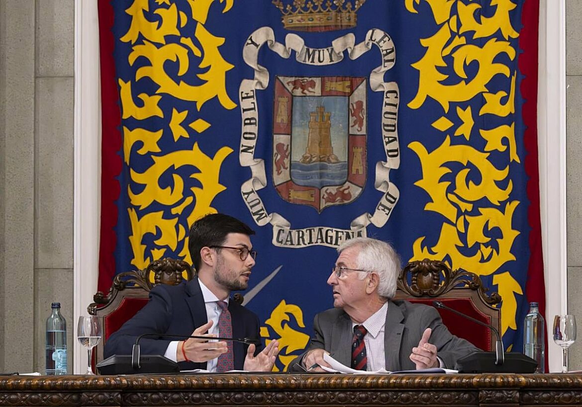 Tensión, sudor y agua en el bochornoso pleno de la moción de censura de Cartagena