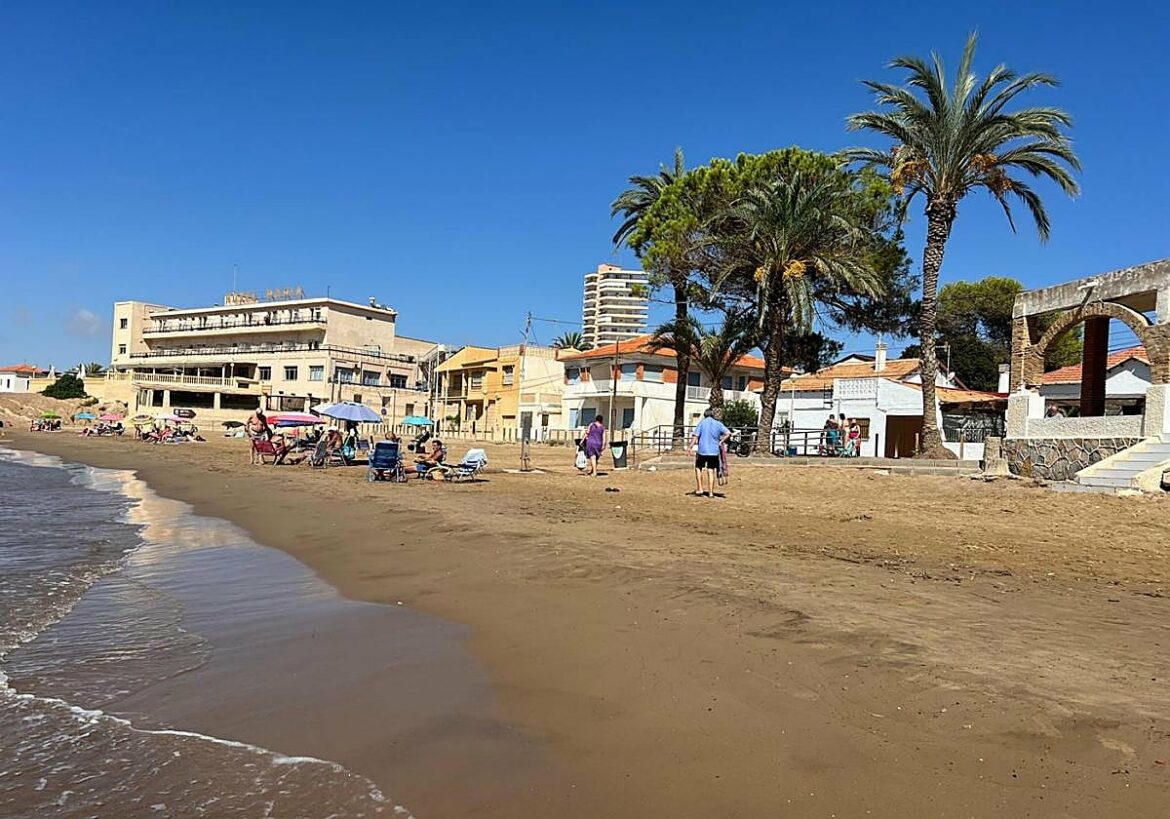 El Ministerio planea el derribo de tres viviendas en la playa de La Reya-Bahía en Mazarrón